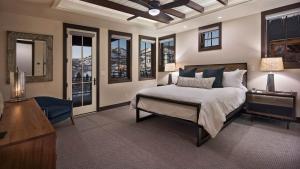 Ένα ή περισσότερα κρεβάτια σε δωμάτιο στο Blackstone Lodge