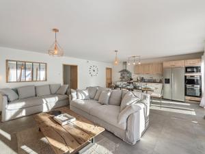 ein Wohnzimmer mit Sofa und Tisch in der Unterkunft Appartement au pied des pistes - 6 adultes + 2 enfants, 4 chambres, parking, wifi - FR-1-570-40 in Levassaix