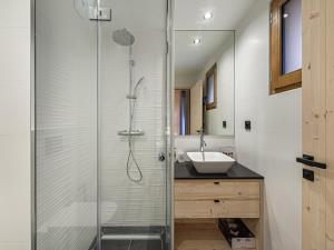 eine Glasdusche im Bad mit Waschbecken in der Unterkunft Appartement 118m², près des pistes, 8 personnes, 5 flocons or - FR-1-570-44 in Praranger