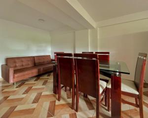 a dining room with a table and chairs and a couch at GURUS FR Luminoso Amplio Cómodo en excelente ubicación in Pereira +2 photos