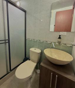 a bathroom with a toilet and a sink at GURUS FR Luminoso Amplio Cómodo en excelente ubicación in Pereira