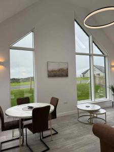 Posezení v ubytování Stylish Cosy Stunning View Villa in Kirkwall, Free Parking and WiFi