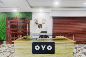 un ufficio con un cartello con scritto "oppioidi" su una scrivania di Hotel O The Hunger Byte Resort a Bodh Gaya