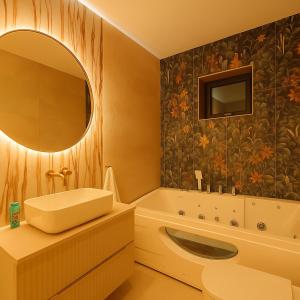 a bathroom with a sink and a mirror and a tub at Galway Paradisus in Galway +27 photos