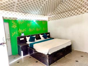 Una cama o camas en una habitación de Desert Mannat Camping Jaisalmer