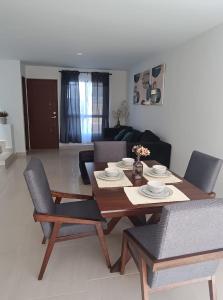 CapellaníaにあるCasa de 2 plantas, confort y ubicación estratégicaのダイニングルーム(テーブル、椅子付)