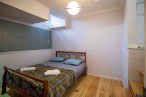 Una cama o camas en una habitación de Sololaki Apartment N8