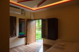 Postel nebo postele na pokoji v ubytování Raindrop Homestay Havelock