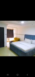 Hausahomesuite的房间里有一张大床的卧室