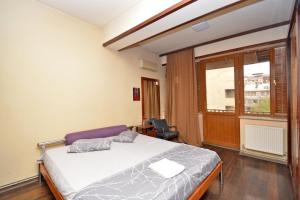 Una cama o camas en una habitación de Cost