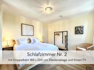 Postel nebo postele na pokoji v ubytování GRÄFIN ANNA - Design-Apartment mit 2 Schlafzimmer - in der historischen Hinterburg Schlitz - mit Aufzug, Parkplatz & Garten - Hunde willkommen