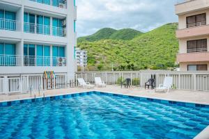 ein Pool in einem Hotel mit Bergen im Hintergrund in der Unterkunft Rodadero Gaira - Apto con piscina a 2 cuadras de la playa in Rodadero