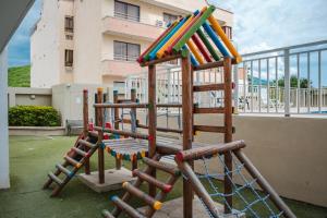 ein Spielplatz mit vielen bunten Rutschen in der Unterkunft Rodadero Gaira - Apto con piscina a 2 cuadras de la playa in Rodadero