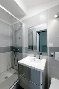 a bathroom with a sink and a shower and a mirror at Duplex cosy centre historique 2 ch 3 lits linge serviettes inclus 5 pers tout à pied in Le Puy en Velay