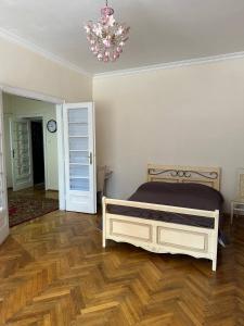 Postel nebo postele na pokoji v ubytování Бюджетна студія біля ратуші