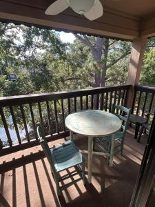 Μπαλκόνι ή βεράντα στο Tranquil lagoon view 2 BR condo on Hilton Head Island