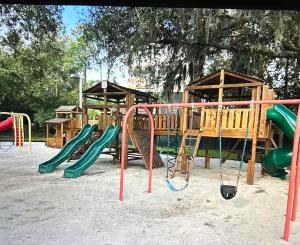 Ο χώρος παιχνιδιού για παιδιά στο Tranquil lagoon view 2 BR condo on Hilton Head Island