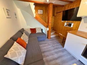 Kuchyň nebo kuchyňský kout v ubytování Charmante maison rénovée 2 étages, terrasse Ouest, 4 km des Menuires, wifi gratuit, animaux bienvenus - FR-1-452-167