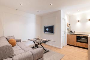 Η κουζίνα ή μικρή κουζίνα στο Modern 2-Room Apartment on Monaco Border - Premium Amenities and Elegant Design