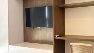 a tv on a wall in a room at Exclusivo Aparta Suite en el Rodadero Ideal para 4 pax in Santa Marta