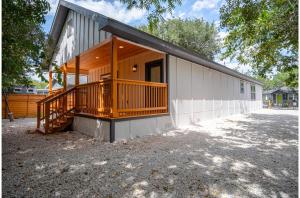 Casa pequeña con porche y terraza en Comfy and Happy Stays Near Riverwalk and Downtown, en San Antonio