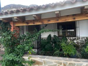 Un edificio con una valla y algunas plantas. en Cortijo Algüit, en Vélez Blanco 2 fotos más