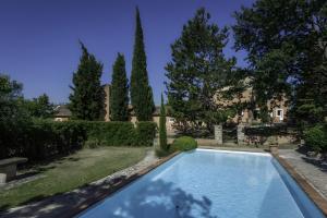 a swimming pool in the yard of a house at Le Ventoux in Tulette +27 photos
