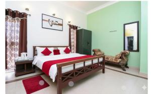ein Schlafzimmer mit einem großen Bett mit roten Kissen in der Unterkunft Coffee cottage guest house in Madikeri