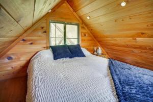 Un dormitorio con una cama en una cabaña de madera. en Cozy Couples Retreat with Porch on Bayou Teche!, en New Iberia