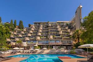 タオルミーナにあるユーロスターズ モンテ タウロの正面にプールがあるアパート