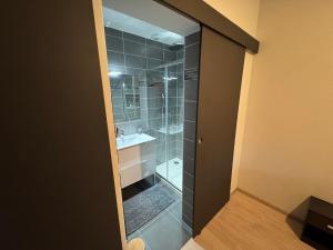 Bilik mandi di Chambre Thea