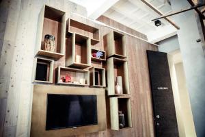 a wall with shelves and a flat screen tv at Benci House in Florence
