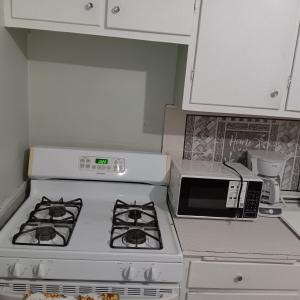 クリーブランドにあるThe Unique Spotのキッチン(白いコンロ、電子レンジ付)
