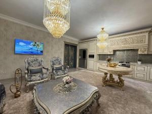 Una gran sala de estar con mesa y sillas. en Khatai Vip Apartment 2 bedrooms, en Baku