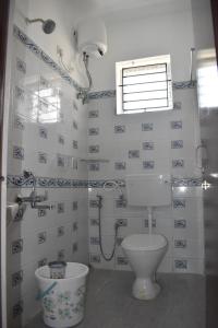 SiruseriにあるS R Guest Houseのトイレと窓のあるバスルーム +14枚の写真
