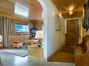 a living room with a table and a window at Grand appart familial 3 pièces près centre et pistes avec wifi - FR-1-575-161 in Courchevel