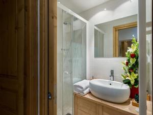 Koupelna v ubytování Appartement de charme à Courchevel 1850, 2 pièces + coin montagne - FR-1-575-162