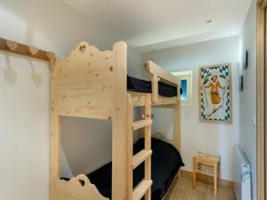 Postel nebo postele na pokoji v ubytování Appartement de charme à Courchevel 1850, 2 pièces + coin montagne - FR-1-575-162