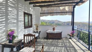 a room with a balcony with a view at Apartamento Ferreirola- Casa rural La Chaparra in Pitres