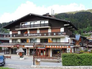 a large building on a street in a mountain at Les Gets : Appt 10 pers skis aux pieds, balcon, parking, wifi - FR-1-598-72 in Les Gets
