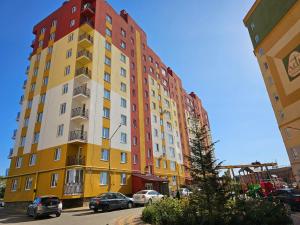 a tall building with cars parked in front of it at Новинка ЖК Тріумф поряд вокзалу in Luts'k