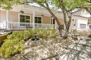 a house with a tree in the yard at Red River Retreat in Capital Hill