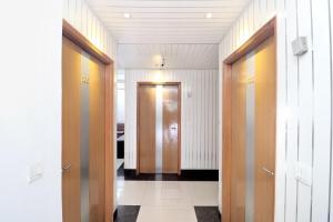 Un pasillo con dos ascensores y una puerta en un edificio. en Hotel O Le Bon Ton, en Ludhiana