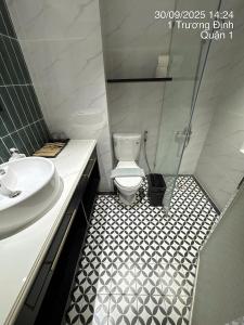 a bathroom with a sink and a toilet and a shower at Balack Hutsa Hotesl 7 in Ho Chi Minh City