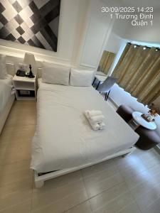 a bedroom with a bed with two towels on it at Balack Hutsa Hotesl 7 in Ho Chi Minh City