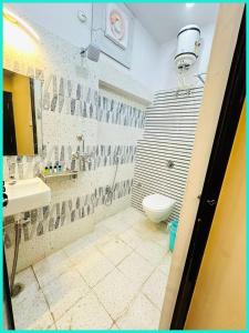 Bilik mandi di Hotel - P & S Recidency - Near Shree Kashi Vishwanath Temple - Comfortble Rooms With Good Space - A Top Rated Hotel In Varanasi