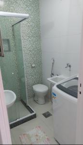 ein Badezimmer mit Toilette und Waschbecken in der Unterkunft Andar Alto Frente Ipanema in Rio de Janeiro + 11 Fotos