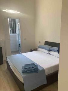 ein Schlafzimmer mit einem Bett mit einem blauen Handtuch darauf in der Unterkunft Casa Coralli in Pavia + 5 Fotos