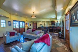 sala de estar amplia con sofás y cocina en Santellan Inn, en Wellsona