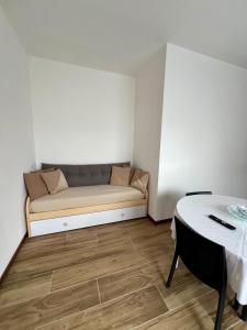 Χώρος καθιστικού στο Easy Bergamo Apartment